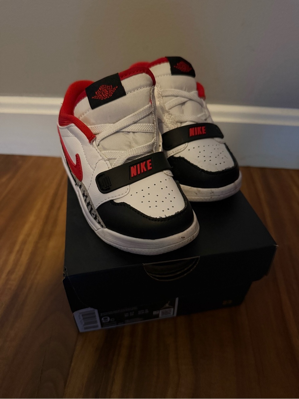 Nike Kids White Black Red Low-Top Sneakers